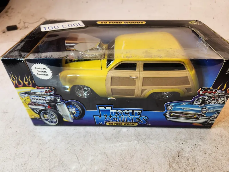 1950 Ford Woody Yellow Muscle Machines 1:18 New Collectible Toy (N-Top) 1