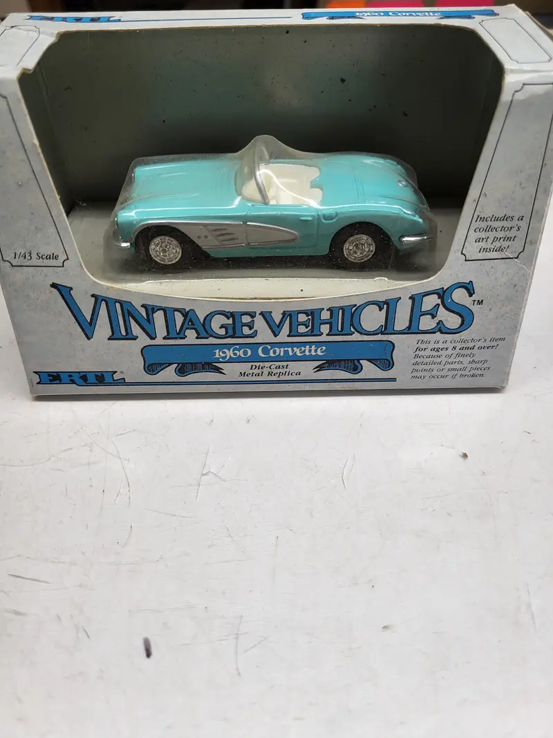 1960 Chevy Corvette Vintage Vehicle 1:43 Ertl New Toy Collectible (I-Top 112624-17) 1