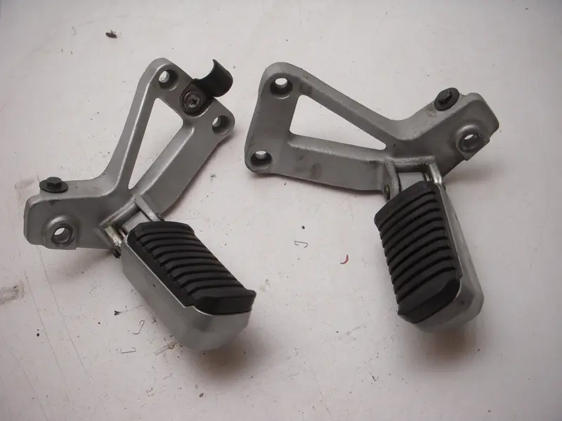 1997 Kawasaki Zg1000 Concourse Zg 1000 Left Right Rear Pegs W/ Mts Used K3711-23 (D35) 1