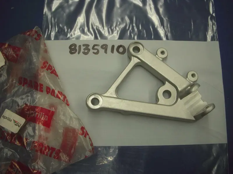 1998-2005 Rsv1000 Rsv 1000 Aprilia Nos Left Front Peg Bracket Ap8135910 New (J15) 1