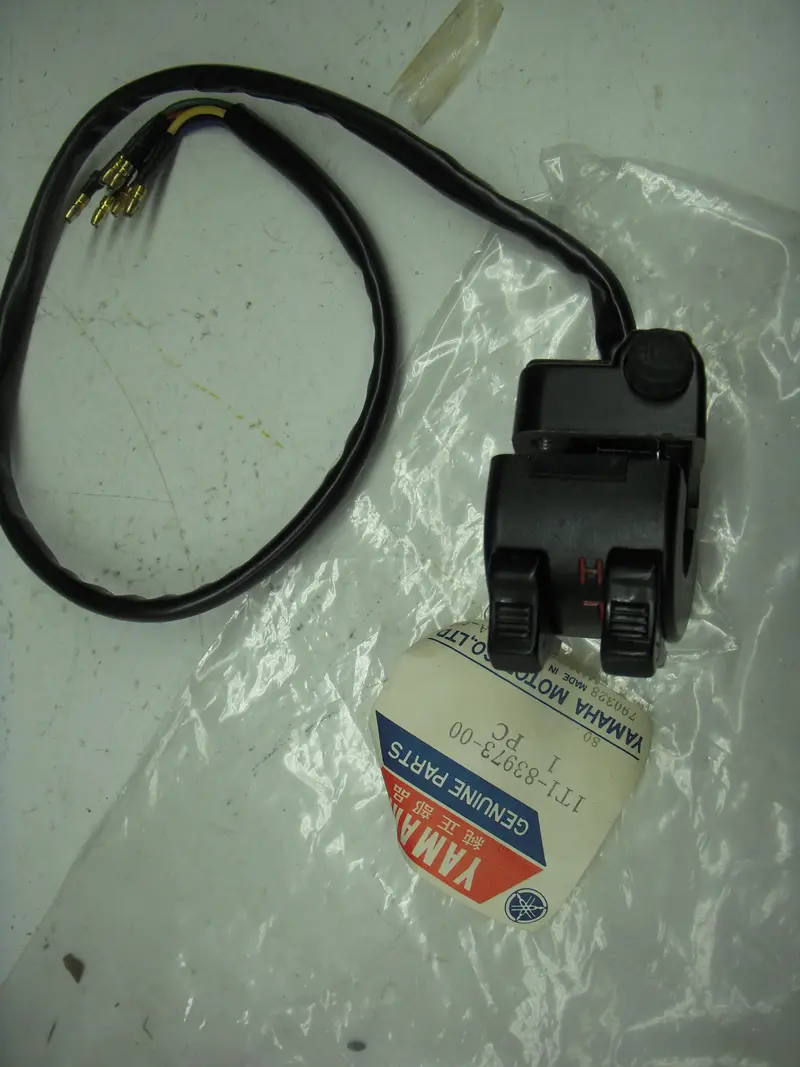 1T1-83973 Right Handlebar Switch Nos Yamaha 1979-81 Tt500 (Red117) 1