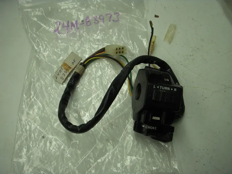 24M-83973 Right Handlebar Switch Nos Yamaha 1982-83 Xv920 Xs400 Xv500 Xj650l (Red117) 1