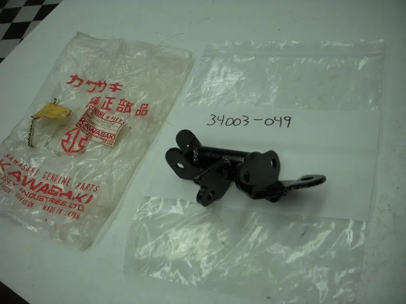 34003-049 1976-86 Ke100 73-75 G5 Nos Kawasaki Left Peg Mount (Red119) 1