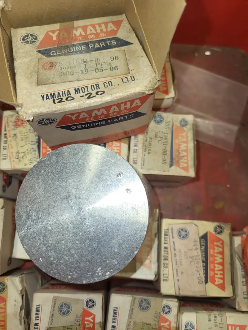 444-11635 1St Over Size Piston Nos Yamaha 1974-75 Dt125 (Red122) 1