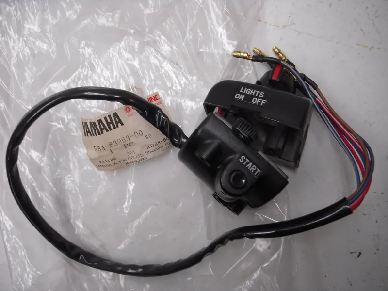 584-83972 Right Bar Switch Nos Yamaha 1976-78 Xs650 (Red117) 1