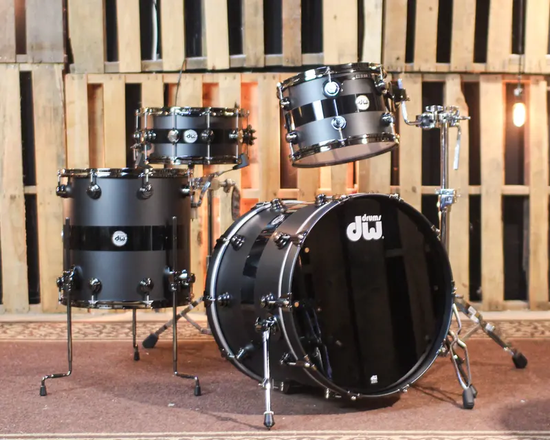 Dw Collector's Maple Ssc Matte Black Pearl W/ Gloss Black Rally Stripe Drum Set - 22,13,16,14Sn - So#1435202 1